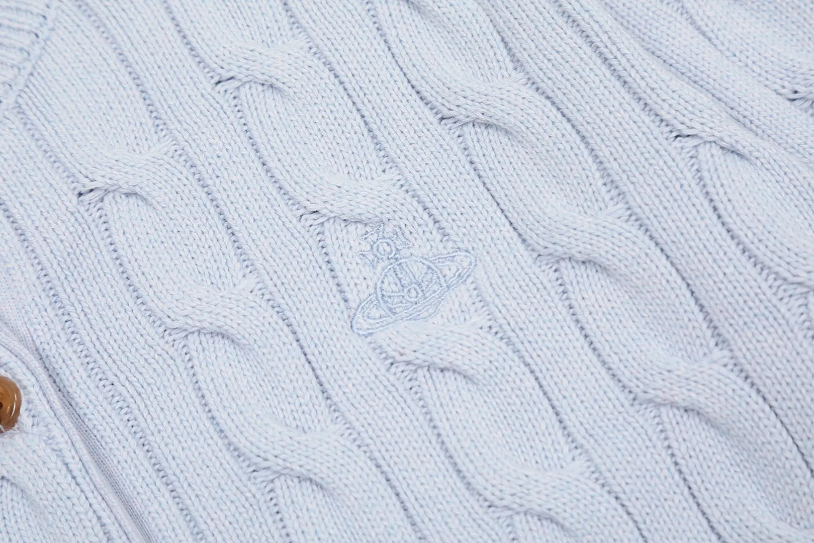 VIVI127 vivienne west wood Pay attention to the three-color splicing thread, Queen Mother West, Vivian, heavy twist twist rope craft classic cardigan, knitted sweater wool, 2024 autumn latest style. Highlight one: 24 latest three-color splicing thread. Up close, there is a gradient effect. Three kinds of same-color and different-color floral threads are interlaced and spliced to make it more advanced and more selling points. Highlight two: 30% wool content. It is blended with sheep wool and has high quality. Anti-pilling technology, not easy to pill. 2.3: Popular version, the upper body is slimmer and not picky. 2.4: JD Maillard autumn and winter color matching. The color matching is very mysterious and atmospheric. Compared with popular styles, it is more special. Size: S -M- L. Color: Three-color purple, three-color brown and orange, three-color coffee.